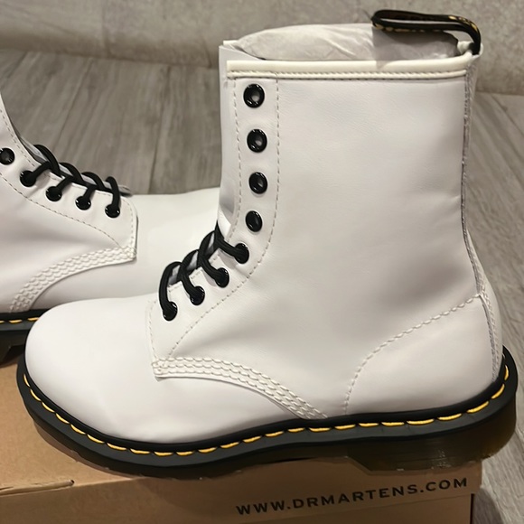 🌸New Arrival🌸 Dr. Martens women's boots - Picture 2 of 4